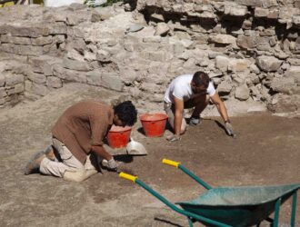 Trieste scavi archeologici e restauro monumento via dei capitelli12