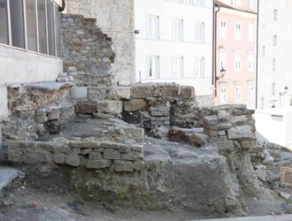 Trieste scavi archeologici e restauro monumento via dei capitelli13