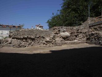Trieste scavi archeologici e restauro monumento via dei capitelli16