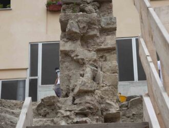 Trieste scavi archeologici e restauro monumento via dei capitelli26
