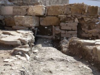 Trieste scavi archeologici e restauro monumento via dei capitelli6